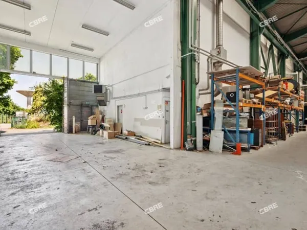 Local d'activité 2112 m²