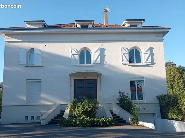 Duplex de 96 m2 dans maison de maître (divisée en 5 appartements) avec piscine et terrain privés fac