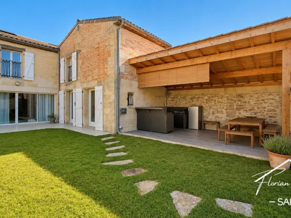 Maison de ville en pierre avec piscine au calme.
