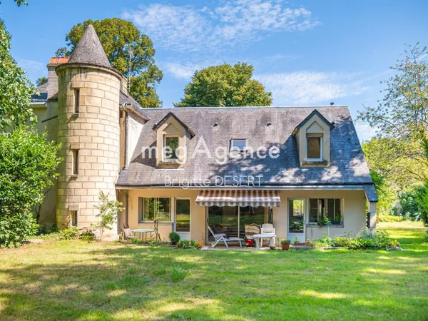 Maison de Maître à rénover sur 10 hectares boisés.