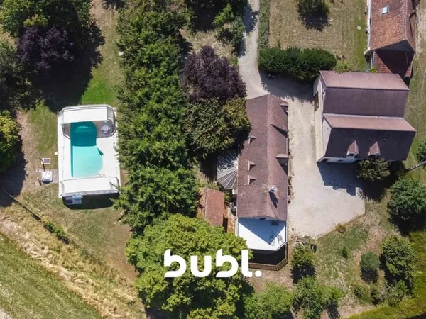 Propriété de caractère avec piscine chauffée