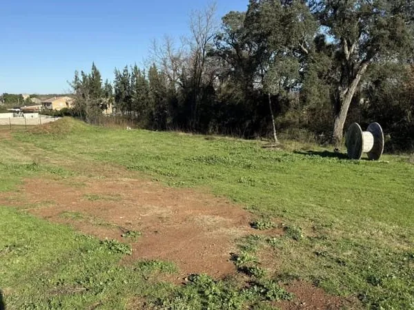 Terrain plat de 854 m² viabilisé