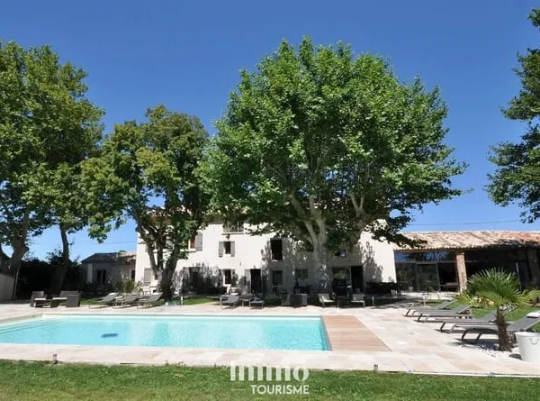 Mas provençal avec hébergements touristiques