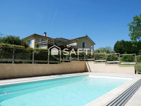 Bel ensemble de deux maisons avec piscine