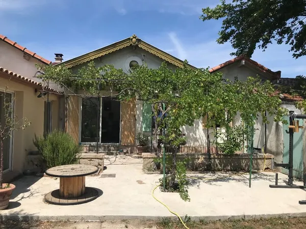 SALON DE PROVENCE - MAISON MEUBLEE + JARDIN T3 -77.09 m2