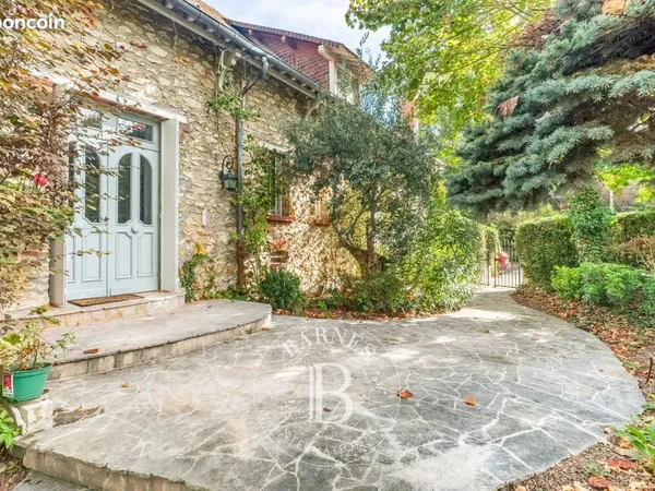 Maison 10 pièces 300 m²