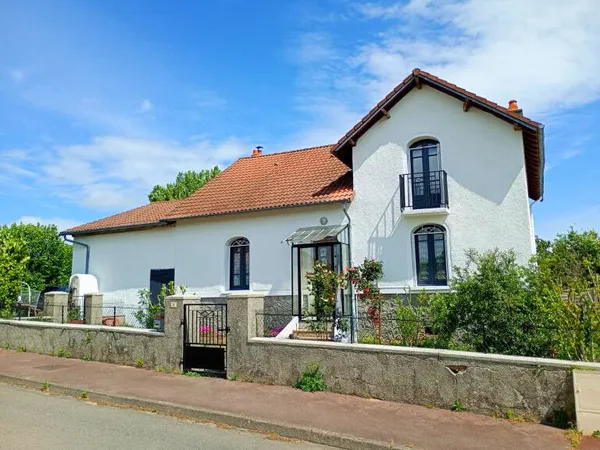 Maison de village rénovée avec grand terrain 2500m2 et puits