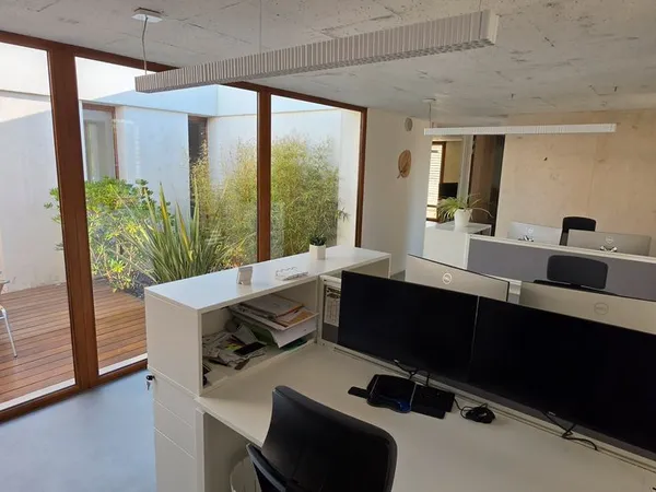 Bureau meublé 25 m² et équipé 3 postes de travail avec espaces partagés - Parking - ZI Cahors Sud