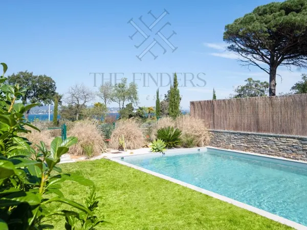 superbe villa moderne neuve, idéalement située à l'entrée de Saint-Tropez