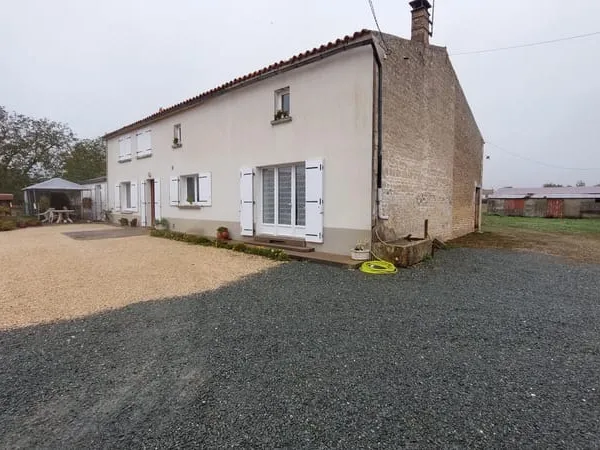 Villiers en Plaine. Maison ancienne avec grandes dépendances