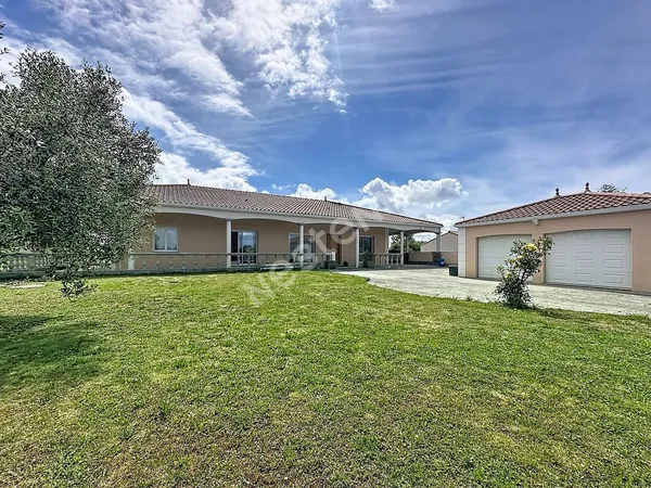 Maison familiale à vendre de plain pied à COUFFE avec 4 chambres, bureau, double garage et jardin.