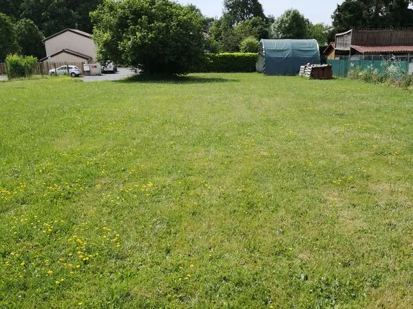 Terrain constructible 908 m²