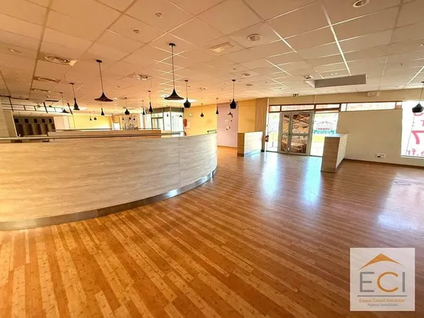Local commercial 1593 m²