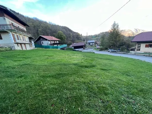 TERRAIN CONSTRUCTIBLE À BRIZON 74130