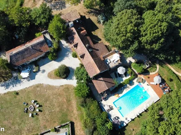 Gites, piscine, insolites.....et pizzeria
