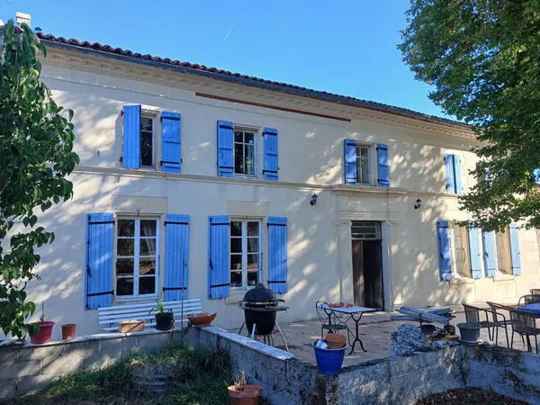 spacieuse charentaise et ses grandes dépendances