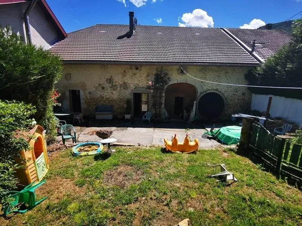 Proche Saint-Claude : Maison mitoyenne à réhabiliter