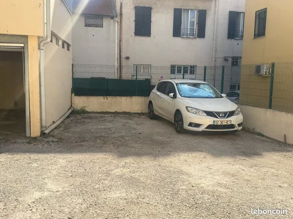 Parking extérieur quartier port-Fodéré