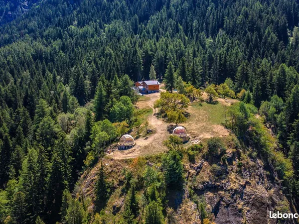 Propriété rare avec chalets, gîtes et hébergements insolites - Vue imprenable sur les montagnes
