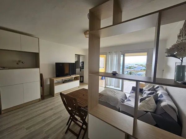 Appartement T3 meublé avec vue mer à louer à Baie-Mahault