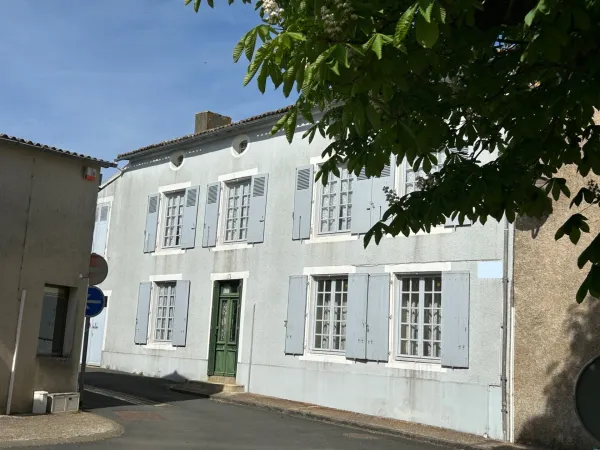 GRANDE MAISON DE BOURG AVEC CACHET, 3 CHAMBRES (possibilités ++), BEAUX VOLUMES, ESPACES AMÉNAGEABLE