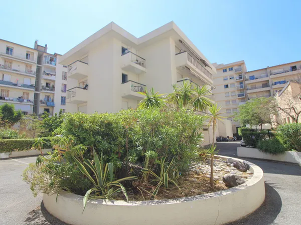 Libération 2 pièces 32.32 m2 avec balcons à rénover