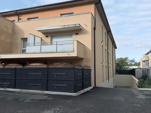 À LOUER - Garage spacieux fermé dans résidence récente