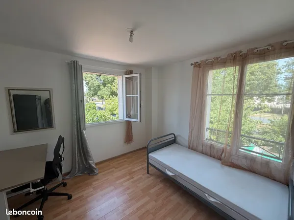 Chambre 10m² proche université UPEC — colocation calme, tout inclus