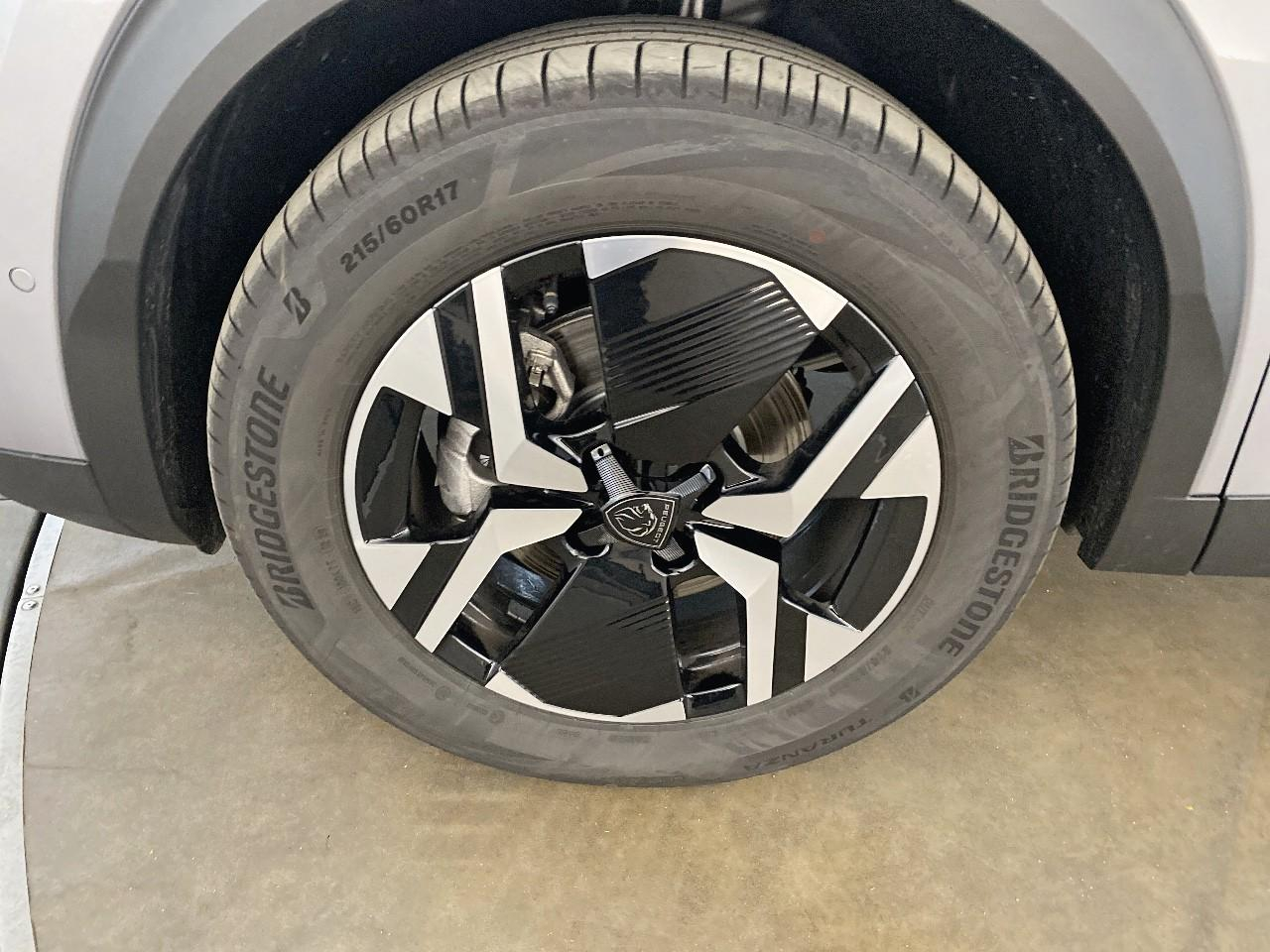 Peugeot 2008 hybrid 145 ch e-dcs6 allure — photo 11