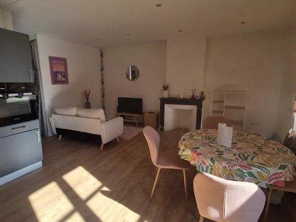 À Saint-Laurent-sur-Saône, particulier loue T3 d'environ 60 m2 au 1er étage dans une petite copropri