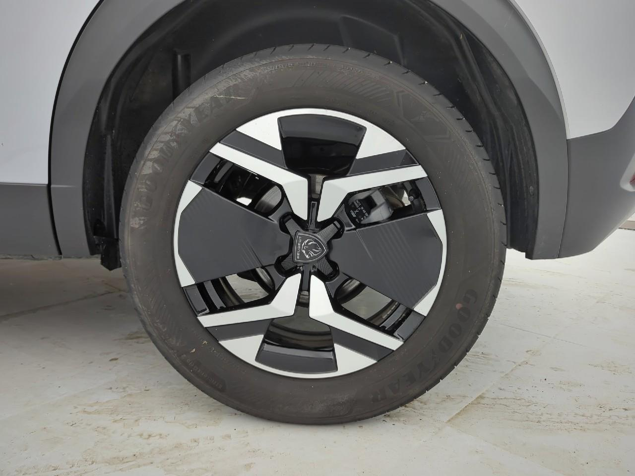 Peugeot 2008 hybrid 145 ch e-dcs6 allure — photo 11