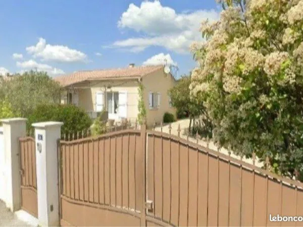 Maison de plain-pied avec piscine dans un cadre privilégié — Saint-Laurent-de-Carnol
