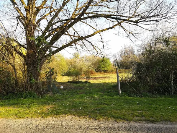 Terrain 1892 m² - arboré - calme - mare - CU disponible