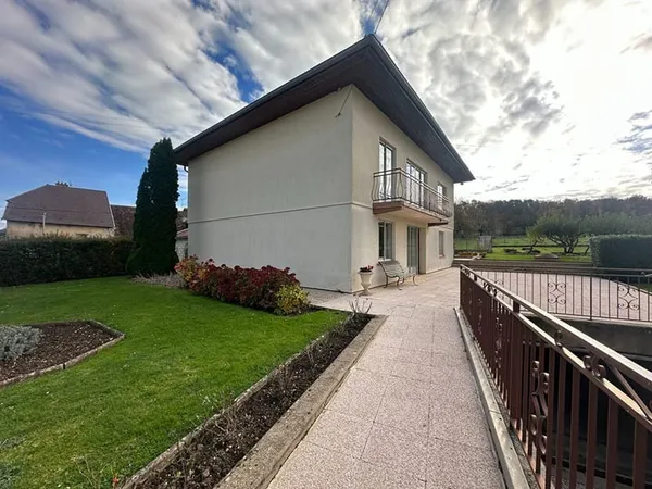 À vendre - Montferrand-le-Château ? Une propriété aux volumes rares et aux multiples possibilités
