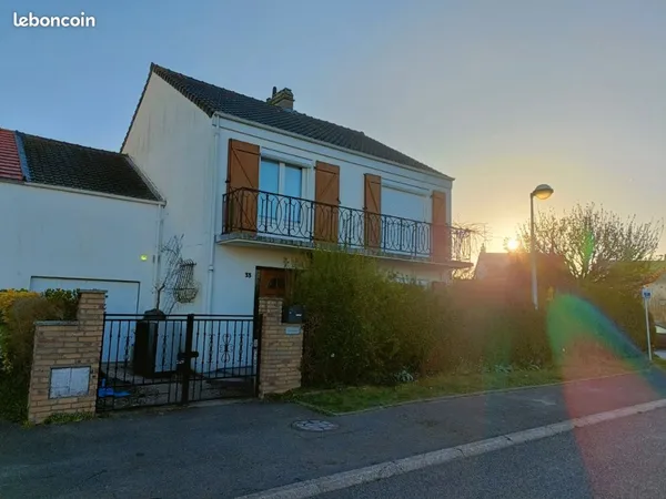 Maison individuelle rénovée 151 m² - 5 chambres - DPE C - Maurepas PRIX : 419 000