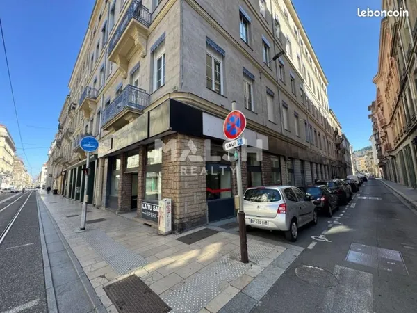Local commercial 296 m²