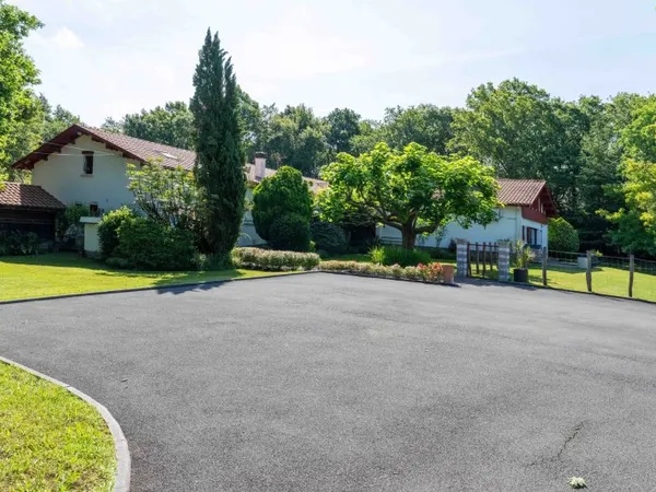 Vends maison 275m² au coeur du Pays Basque avec piscine et seconde résidence attenante