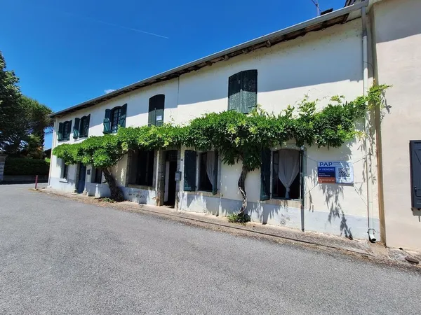 A vendre, proche de Galan, Hautes-Pyrénées: deux maisons de village très spacieuses avec un grand ga
