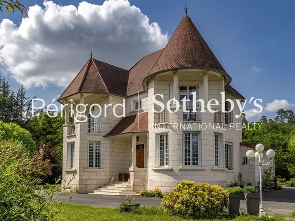 L'équilibre du Temps : Manoir Art Déco et son Écrin de Verdure à