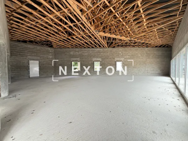 Local commercial 255 m²