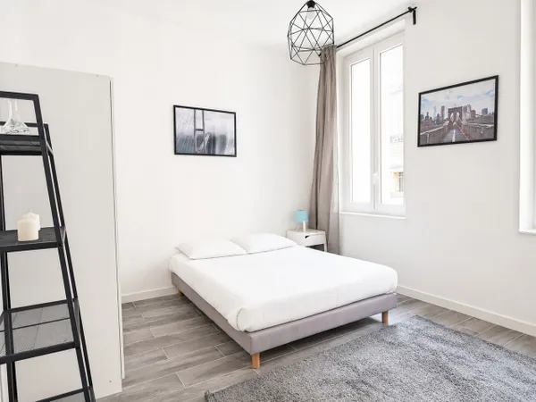 Grande chambre très lumineuse – 15m²