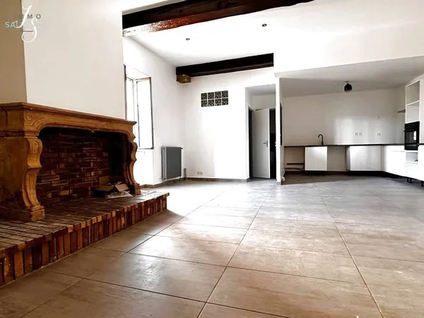 Appartement de type T3 refait à neuf en centre ville de Bour