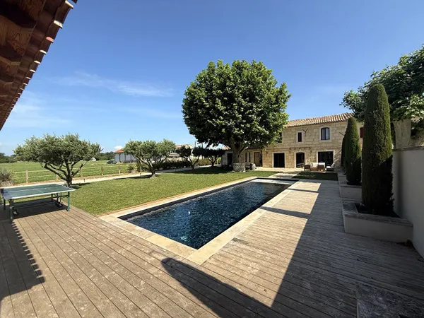 Raphèle-lès-Arles Mas de charme rénové avec piscine, beaux volumes et terrain arboré