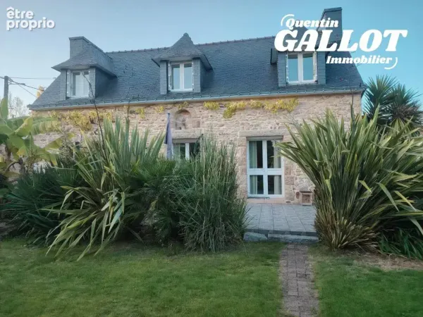 Charmante longère en pierre et sa dépendance - emplacement privilégié au coeur de ploeren 546 000 € 