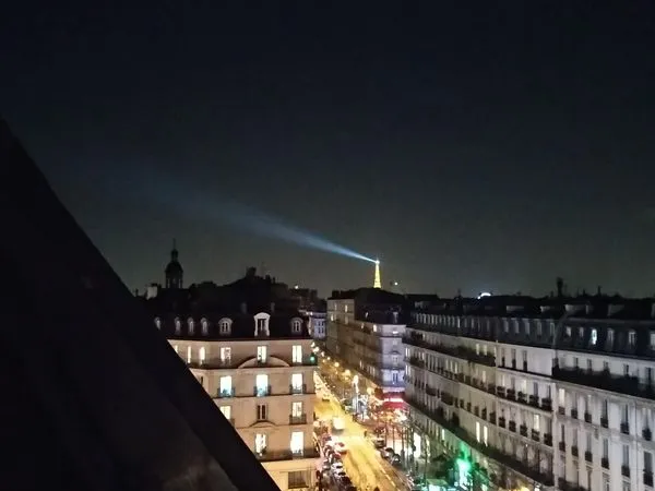 Superbe Grand studio vue Tour Eiffel et République
