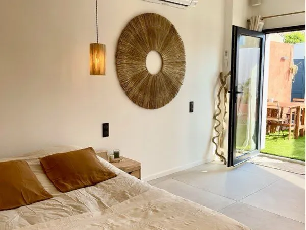 Location grand studio rénové meublé + jardin.Toutes charges comprises