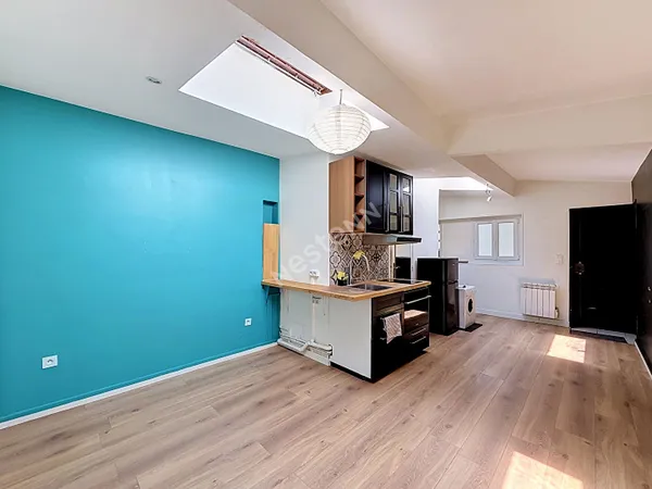 MONTREUIL, 400 METRES DU METRO LIGNE 11, PETITE MAISON DE PLAIN PIED TRES LUMINEUSE ET NON MITOYENNE