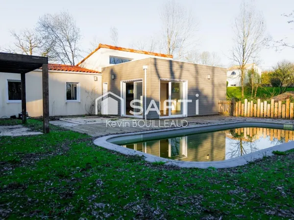 Maison lumineuse avec piscine et terrasse