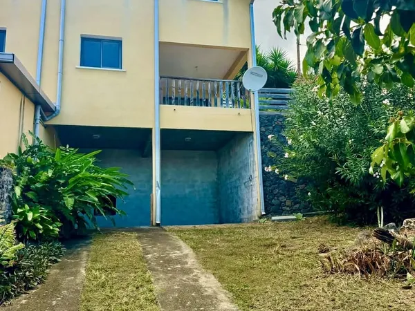 T4 DUPLEX AVEC DEUX COURS & MAGNIFIQUE VUE MER