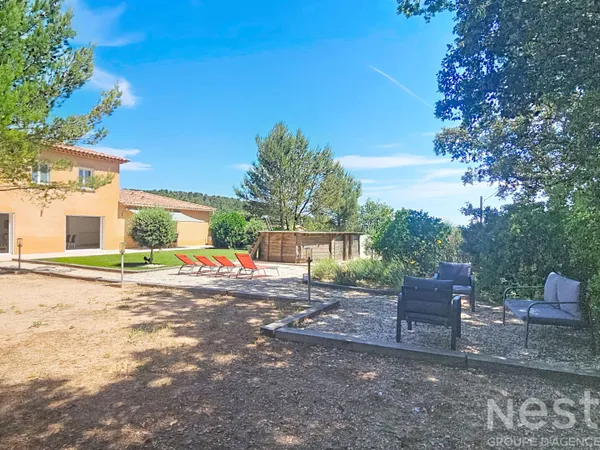 Maison de 181 m² avec 4 chambres sur un terrain plat d'environ 1 000 m² avec piscine hors sol